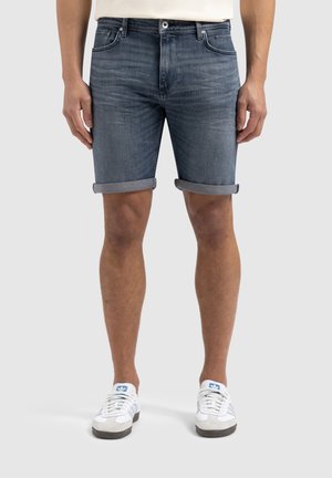Donkerblauwe denim shorts met een lichte vervaging, voorzien van opgerolde uiteinden, voorkantzakken en een standaard knoop- en ritsluiting.