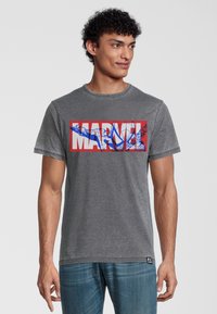 Grijs katoenen T-shirt met een opvallende rode en blauwe "MARVEL" opdruk op de voorkant, met spinnenthema ontwerpen. Korte mouwen en ronde hals.