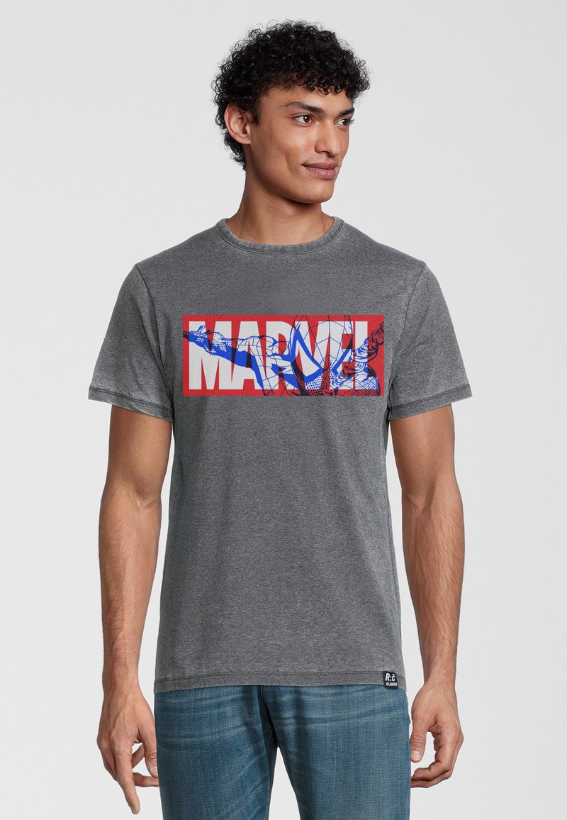 Grijs katoenen T-shirt met een opvallende rode en blauwe "MARVEL" opdruk op de voorkant, met spinnenthema ontwerpen. Korte mouwen en ronde hals.