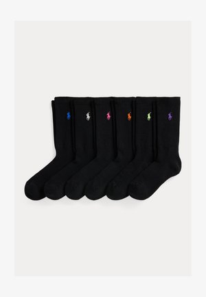 Šest črnih čevljev za posadko, vsak z vezenim logotipom igralca polo v različnih barvah: modri, beli, roza, oranžni, zeleni in vijolični.