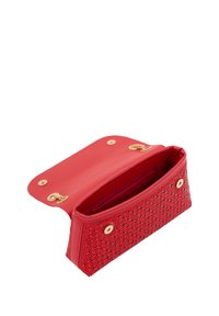 Portofel roșu cu un exterior texturat și un model țesut, accente din metal auriu și un interior roșu. Se închide cu două butoane tip snap.