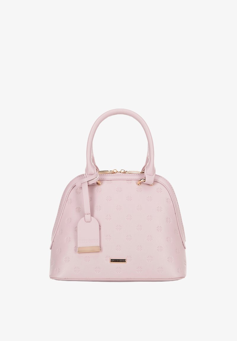 Lichtroze handtas van textuur leer. Beschikt over een ronde vorm, dubbele hengsels, goudkleurige hardware en een afneembare label.