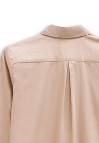 Helles rosa Hemd mit Knöpfen, aus weichem Stoff gefertigt, mit Kragen, Faltendetail hinten und einer glatten, leicht geknitterten Textur.