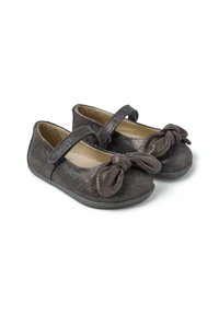Bailarinas metálicas de un gris oscuro con un lazo decorativo, correa ajustable, punta redondeada y una textura suave. Suela de goma antideslizante.