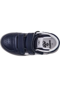 Navyblaue Lederschuhe mit drei Klettverschlüssen, perforierter Zehenpartie, weißen Akzenten und einer strukturierten Sohle. Enthält ein Logo auf der Innensohle.