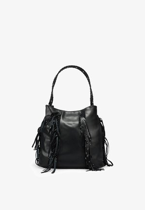 Bolso de cuero negro con asa para el hombro, decorado con largas flecos y pequeños tachuelas metálicos en la parte frontal y los lados.