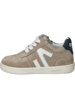 Beige suède sneaker met witte zigzagdetails aan de zijkant, witte veters en een donkerblauw hielstuk op een witte rubberen zool.