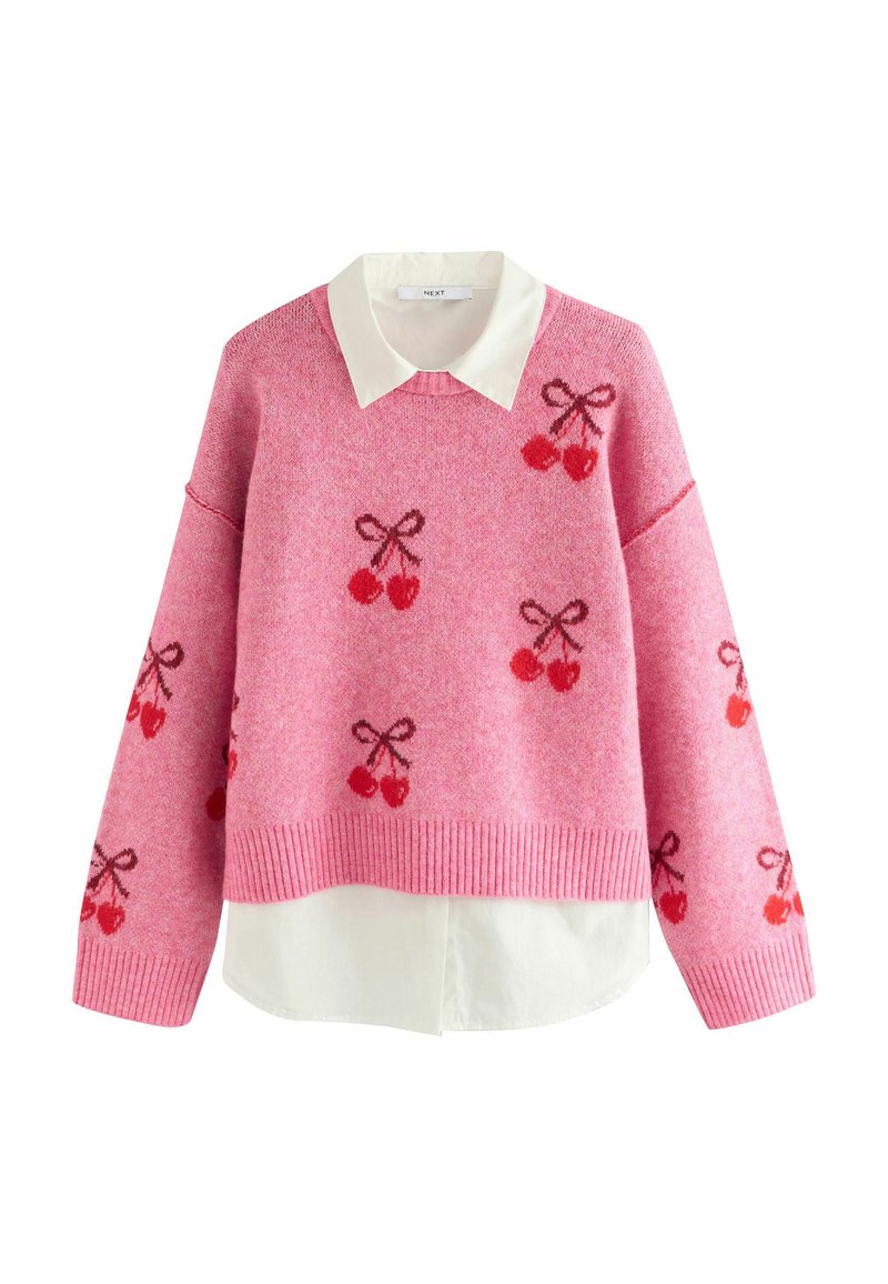 Rosa gestrickter Pullover mit geripptem Saum und Bündchen, verziert mit Kirschen in Rot und Braun. Darunter ist ein weißes Hemd mit Kragen.