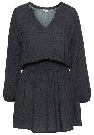 Vestido gris oscuro de manga larga con estampado abstracto negro disperso, escote en pico, cintura elástica y falda fruncida.