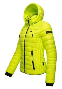 Neon gele gewatteerde jas met een capuchon, voorzien van zwarte ritsen, een logo patch op de mouw en elastische manchetten voor warmte en comfort.