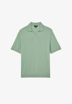 Hellgrünes Poloshirt mit kurzen Ärmeln aus weichem Stoff. Es verfügt über einen V-Ausschnitt und gerippte Säume, mit einer glatten Textur und minimalistischem Design.