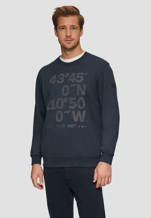 Marine sweatshirt met een ronde hals, voorzien van grote geprinte coördinaten in een lichtere tint aan de voorkant en een textuurafwerking.