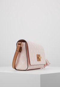 Borsa rosa chiaro realizzata in materiale testurizzato. Caratterizzata da dettagli in oro, una patta quadrata con una chiusura e un accento arricciato su un lato.