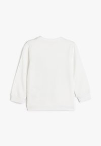 Sweatshirt blanc à manches longues, en tissu doux, avec un col rond, des poignets et un ourlet côtelés, présentant un dos uni sans détails supplémentaires.