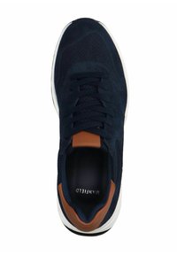 Marineblauwe sneaker met een gestructureerde bovenkant, een bruine leren hielaccent, platte veters en een witte rubberen zool. Eenvoudig en functioneel ontwerp.