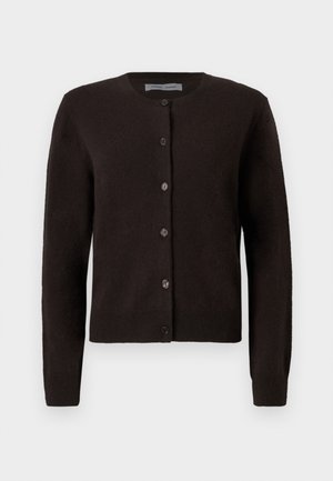 Cardigan marrone scuro con scollo rotondo, maniche lunghe e chiusura frontale con bottoni. Texture morbida e design semplice, con cinque bottoni.