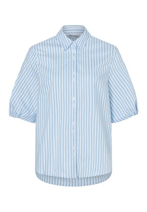 Hellblau-weiß gestreifte Bluse mit kurzen Ärmeln, Puffärmeln, spitzem Kragen und durchgehender Knopfleiste vorne.