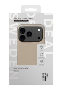 Beige silikoneetui til iPhone 17 Pro Max med mat finish og udskæringer til kamera og knapper. Emballeret med genbrugsmaterialer.
