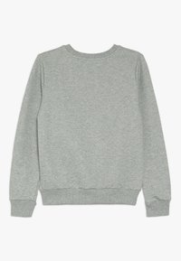 Felpa a maniche lunghe grigia chiaro con polsini, orlo e scollo a coste, vista da dietro su uno sfondo bianco.