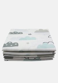 Set di tessuti in mussola di cotone, con sfondo bianco decorato da motivi di nuvole grigie e verde menta e piccole stelle nere.