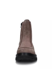 Stivale alla caviglia in suede color taupe chiaro con finitura liscia, dotato di una cerniera laterale e di una suola in gomma nera per una buona aderenza.