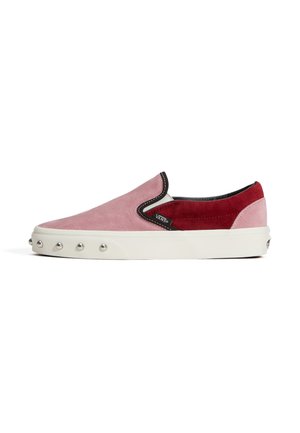 Slip-on sneaker med lyserød og rød ruskindsoverdel, hvid sål, sort kant, sølvnitter nær tåen og Vans logo-tag på siden.