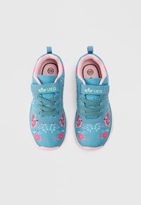 Blaue Stoffschuhe mit pinken Blumenmustern, Netzseiten und einem Klettverschluss. Mit einer Schlaufe auf der Rückseite für einfaches Anziehen.