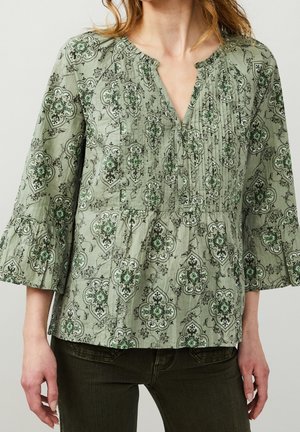 Grüne gemusterte Bluse mit V-Ausschnitt, gefältelter Vorderseite und dreiviertellangen Glockenärmeln. Sie verfügt über filigrane Blumen- und geometrische Designs.
