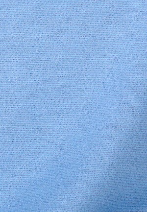 Lichtblauwe gebreide stof met fijne horizontale structuur en lichte schaduwwerking over het oppervlak.
