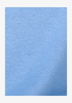 Tejido de punto azul claro con una textura horizontal fina y ligeras variaciones de sombra en toda la superficie.