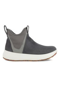 Zapato gris tipo slip-on con parte superior de ante y textil, que presenta acentos elásticos y una suela blanca con una suela exterior de goma texturizada.