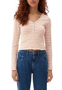 Gestreifter Langarm-Crop-Top aus weichem Rippstoff, mit hellorange und weißen Streifen, einem gewellten Saum und drei Knöpfen vorne.