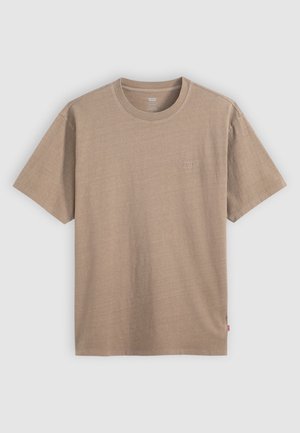 Beige Levi's katoenen T-shirt met korte mouwen en ronde hals, met een subtiel reliëflogo op de linkerborst, weergegeven op een witte achtergrond.