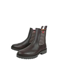 Braune Leder-Ankle-Boots mit gestreiften elastischen Seitenpanelen, die rote Herzakzente, Broguemuster und eine robuste schwarze Gummisohle aufweisen.