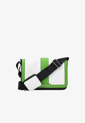 Michael Kors Umhängetasche aus weißem Canvas mit grünen Akzenten. Verfügt über einen schwarzen Riemen, das charakteristische MK-Muster und silberne Beschläge.