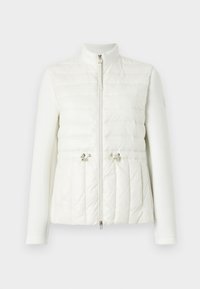 Weißer Blazer mit gestepptem Vorderteil, glatten Ärmeln, hohem Kragen und metallischen Hardware-Details mit einem zentralen Reißverschluss.