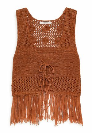 Gilet sans manches tricoté couleur rouille avec motifs ajourés, fermeture par nouage à l'avant et longues franges le long du bord inférieur.