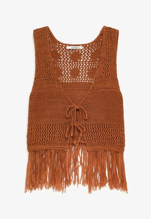 Gilet sans manches tricoté couleur rouille avec motifs ajourés, fermeture par nouage à l'avant et longues franges le long du bord inférieur.