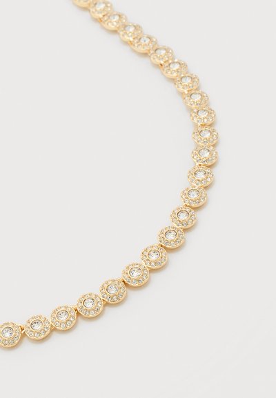 Collier en or avec des montures circulaires, chacune ornée d'une pierre centrale claire entourée de petits cristaux clairs sur un fond blanc.
