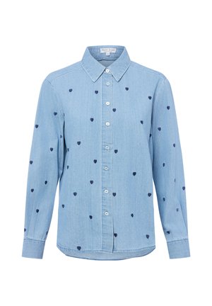 Chemise à manches longues bleu clair avec col et boutons, ornée de petits motifs en forme de cœur bleu foncé éparpillés sur le tissu.