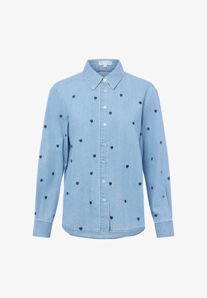 Hellblaues langärmeliges Hemd mit Knöpfen und Kragen, das kleine dunkelblaue Herzmuster über den Stoff verteilt aufweist.