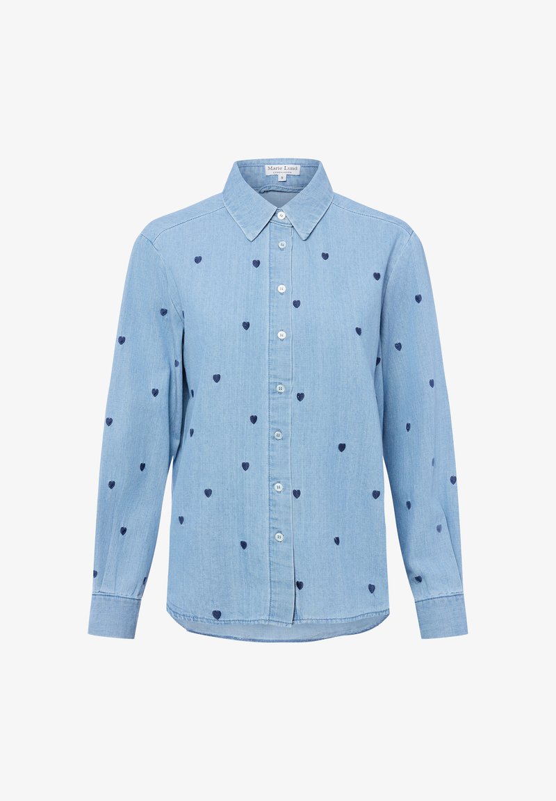 Hellblaues langärmeliges Hemd mit Knöpfen und Kragen, das kleine dunkelblaue Herzmuster über den Stoff verteilt aufweist.