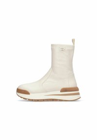 Witte enkelboots met een gladde textuur, een ronde neus en een contrasterende tan rubberen zool. Beschikt over een trekband en subtiele logo-details.