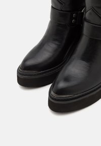 Buffalo BULL HI - Čižmy na platforme - black