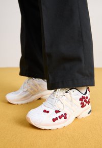 adidas Originals ADISTAR CUSHION x HELLO KITTY W - Trainers - footwear white/wonder quartz/core black