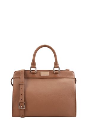 Bruine, getextureerde leren handtas met afgeronde handvatten, verstelbare schouderriem en een klein rechthoekig metalen merkembleem aan de voorkant.