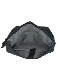 Zwarte ritszak met een gladde buitenkant, grijze voering en een intern pocket. Heeft een vlakke bodem en een textuur trekkoord voor gemakkelijke opening.