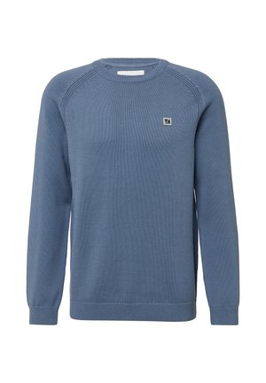 Blauer Strickpullover mit langen Ärmeln, Rundhalsausschnitt, gerippten Bündchen und Saum. Mit kleinem Logo-Patch auf der linken Brust. Leichte Textur.