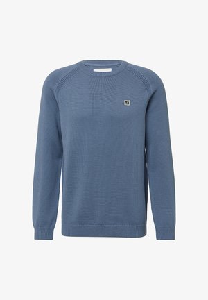 Blauer Strickpullover mit langen Ärmeln, Rundhalsausschnitt, gerippten Bündchen und Saum. Mit kleinem Logo-Patch auf der linken Brust. Leichte Textur.