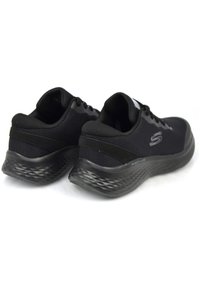 Scarpe sportive nere con tomaia in mesh traspirante, suola ammortizzata con motivo testurizzato e dettagli in sintetico liscio sul tallone.